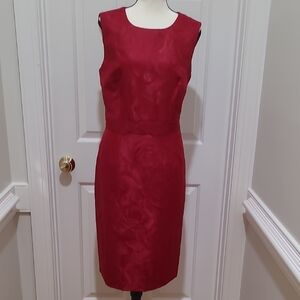 Kasper Sleeveless Rose-Patterned Midi Dress in Fire Red